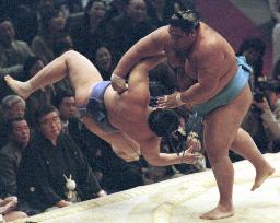 Musashimaru holds on to lead at Kyushu sumo